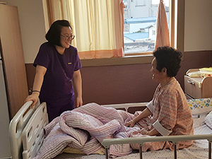 Deacon, Seon-hwa Jang is talking with a patient.