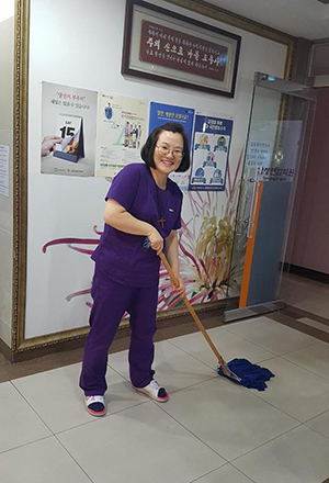 Deacon, Seon-hwa Jang is cleaning the hospital. 