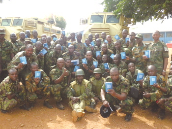 re_3_2 soldiers-with-Bibles