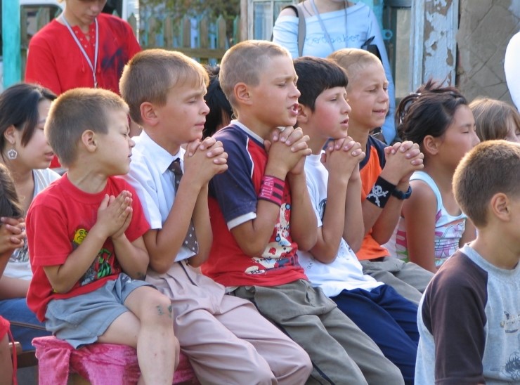 ukrine_prayer_children