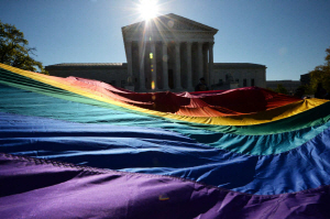 re_28-supreme-court-rainbow-flag.w529.h352