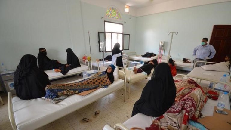 women-hospital-hodeidah-relatives-infected-yemen-cholera