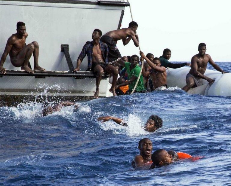 해상에서 발견된 난민들