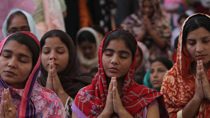 pakistan pray woman