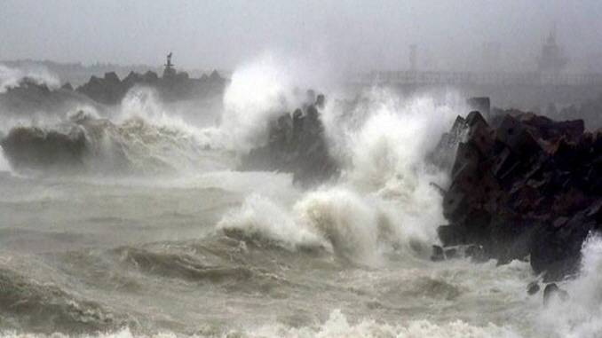 678_cyclone-phethai-sea-rough