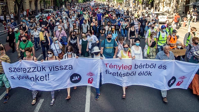 re_Thousands protest in Hungary