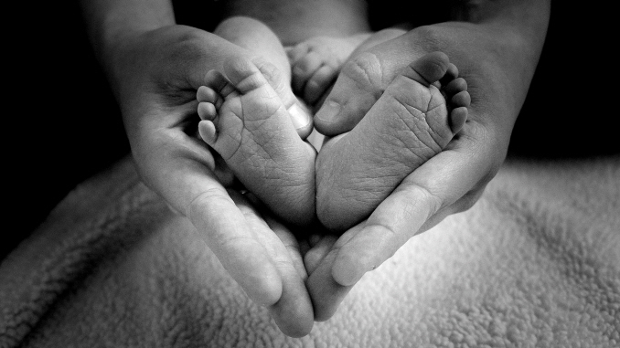 baby-feet-1527456_1920