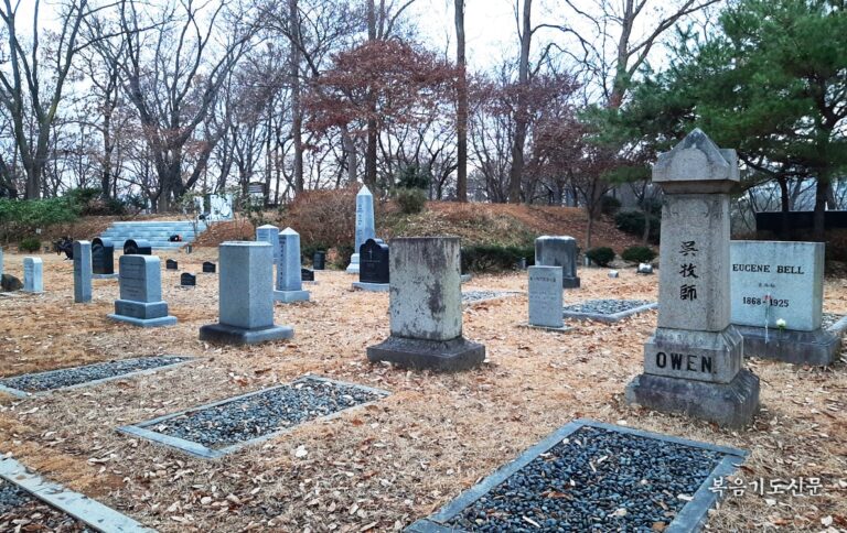 20221021 Missionary cemetery-min