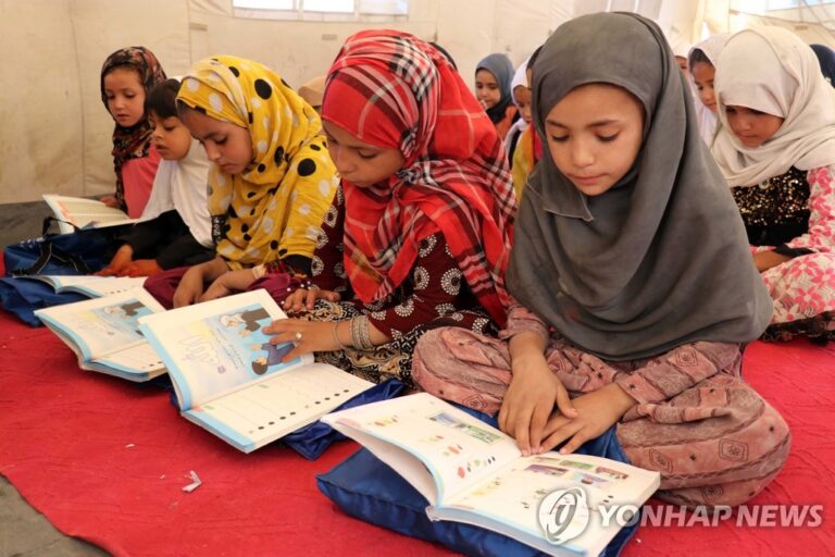 ▲ 학교서 공부하는 아프가니스탄 초등학교 여학생들(칸다하르 EPA=연합뉴스 사진)