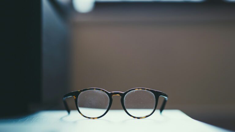 glasses-see-241115-unsplash