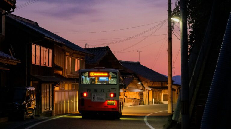 japan-bus-241120-unsplash